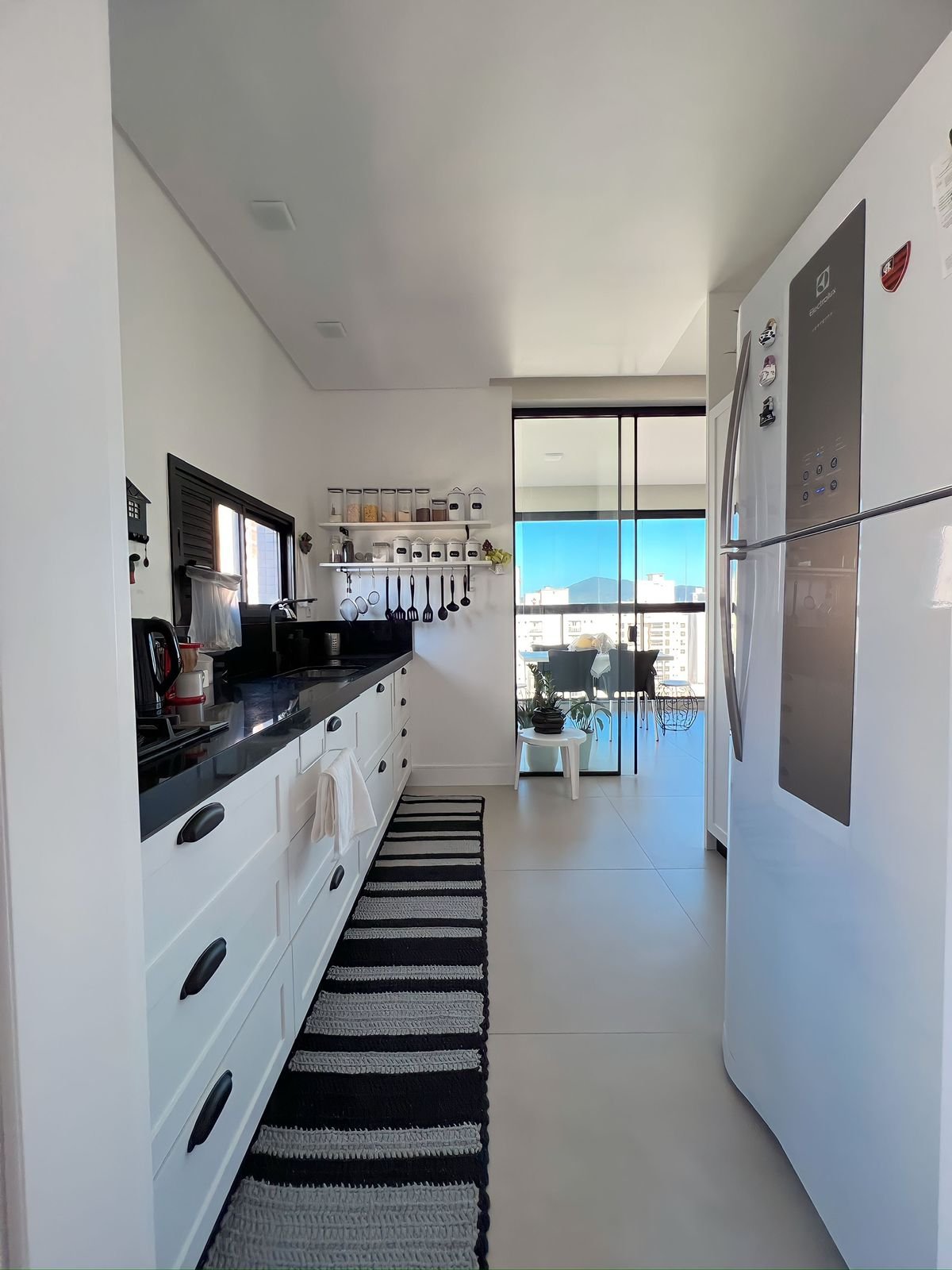 Lindo 4 suítes em Meia Praia Mobiliado