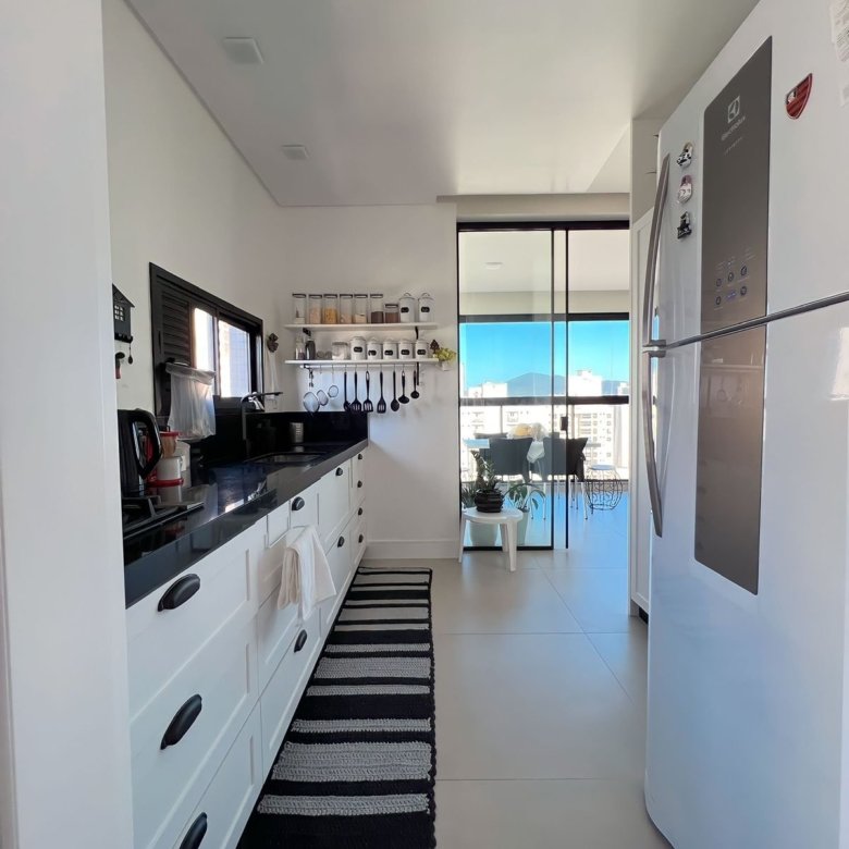 Lindo 4 suítes em Meia Praia Mobiliado