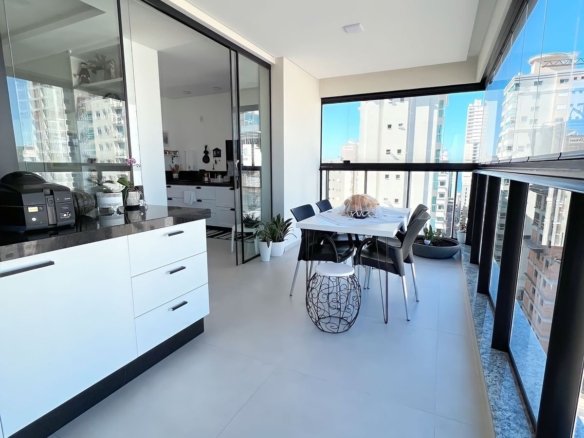 Lindo 4 suítes em Meia Praia Mobiliado