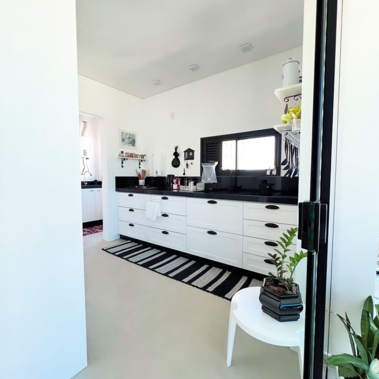 Lindo 4 suítes em Meia Praia Mobiliado